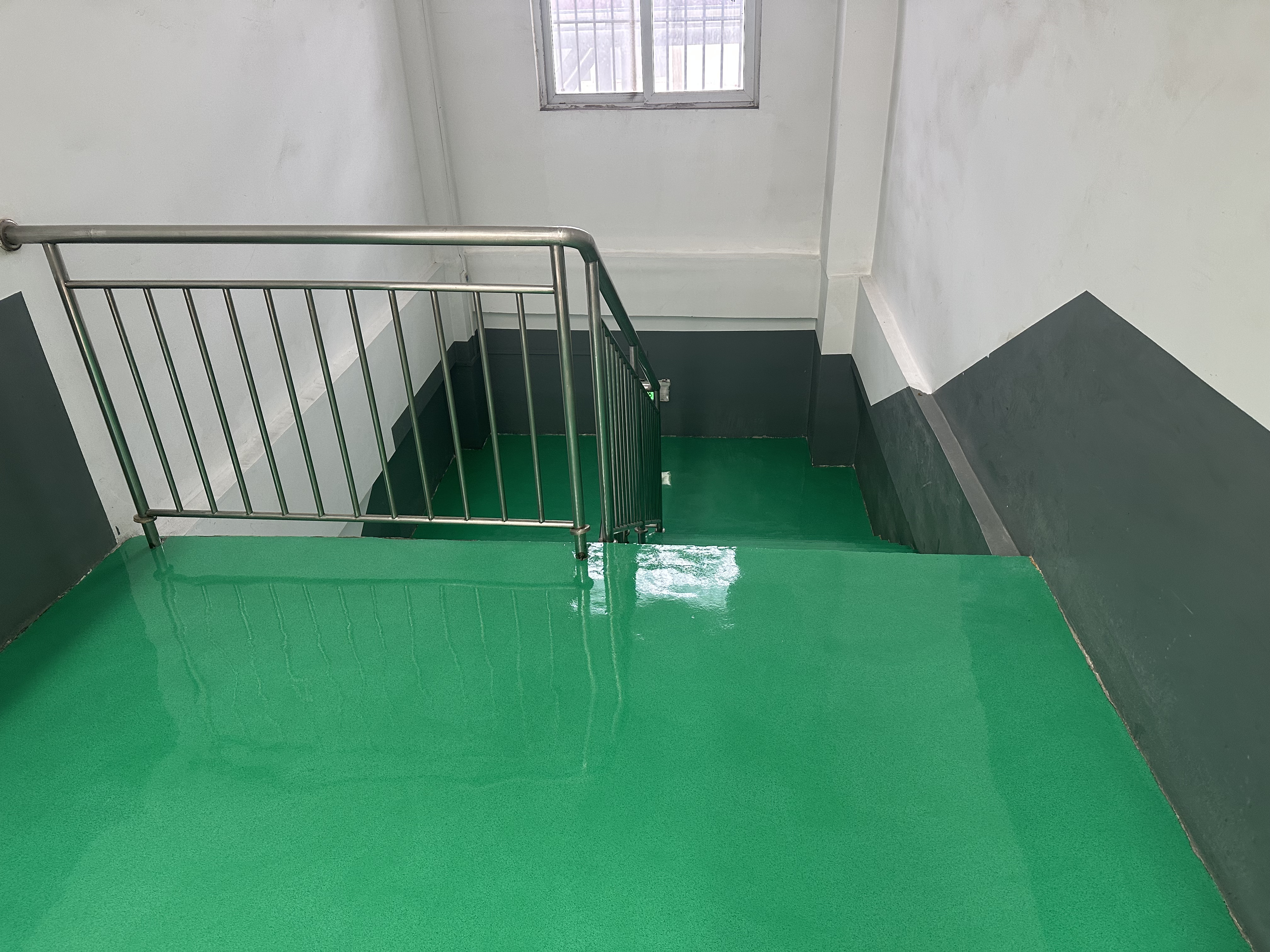 環(huán)氧自流平彩砂地坪漆